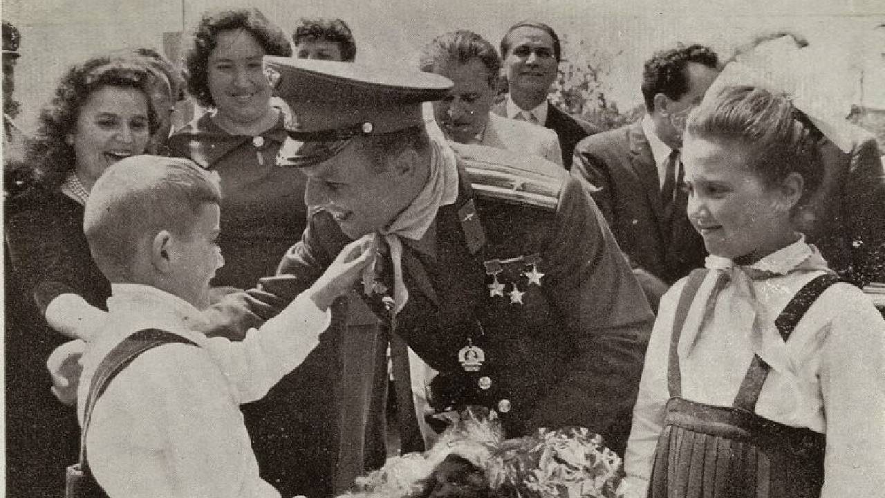  Пионерско посрещане на космонавта в 138-о учебно заведение в София Ю.А.Гагарин. 