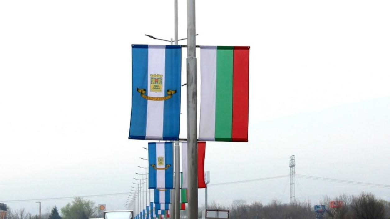  Пловдив посреща  3 март с над 400 нови знамена