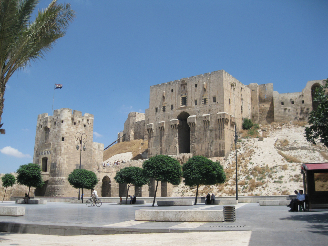 <p><strong>Земетресение в Алепо (Сирия, 1138 г.)</strong>- На 11 октомври 1138 г. силно земетресение удари град Алепо, разположен в днешна Сирия.&nbsp;Алепо е бил един от най-големите и проспериращи градове в средновековния ислямски свят, но земетресението го превръща в развалини.&nbsp;Цитаделата, джамиите, дворците и къщите се срутват, погребвайки хиляди хора под отломките.&nbsp;Точната сила на земетресението не е известна, но съвременни източници съобщават, че е било усетено до Дамаск, Багдад и Йерусалим.&nbsp;Приблизителният брой на жертвите варира от 230 000 до 250 000, което го прави едно от най-смъртоносните земетресения в историята.</p>