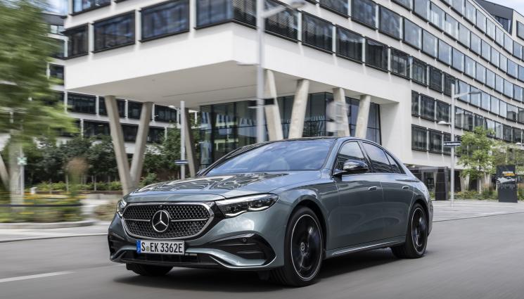 мерцедес - Още по-близо до флагмана: Новият Mercedes-Benz E-класа има три големи екрана на таблото