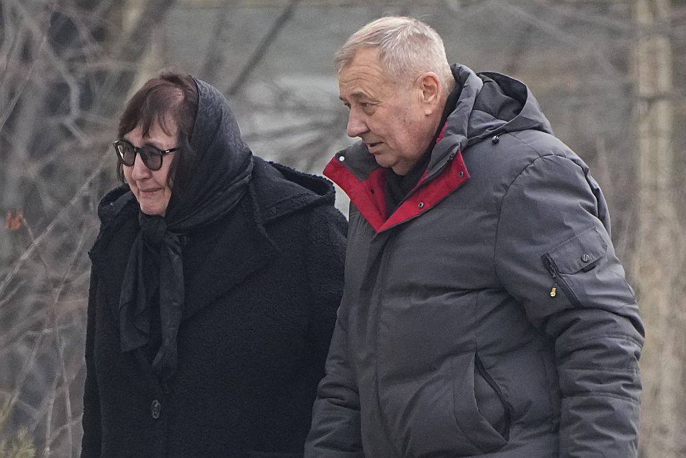 Родителите на Алексей Навални - майката му Людмила, която не можеше да сдържи сълзите си, и баща му Анатоли