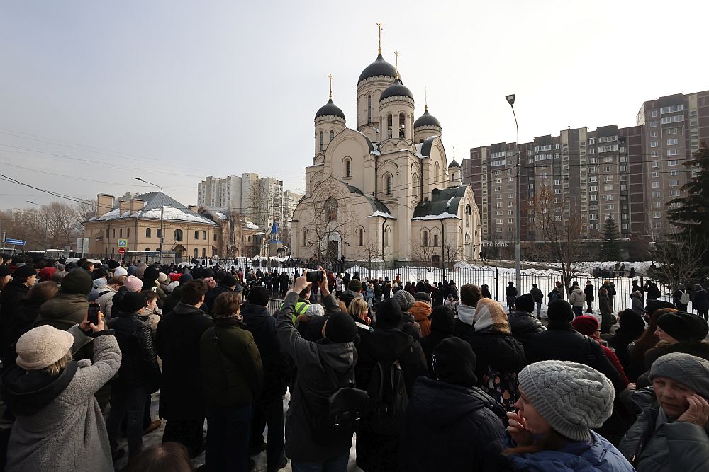 Хиляди се събраха на опелото на Навални