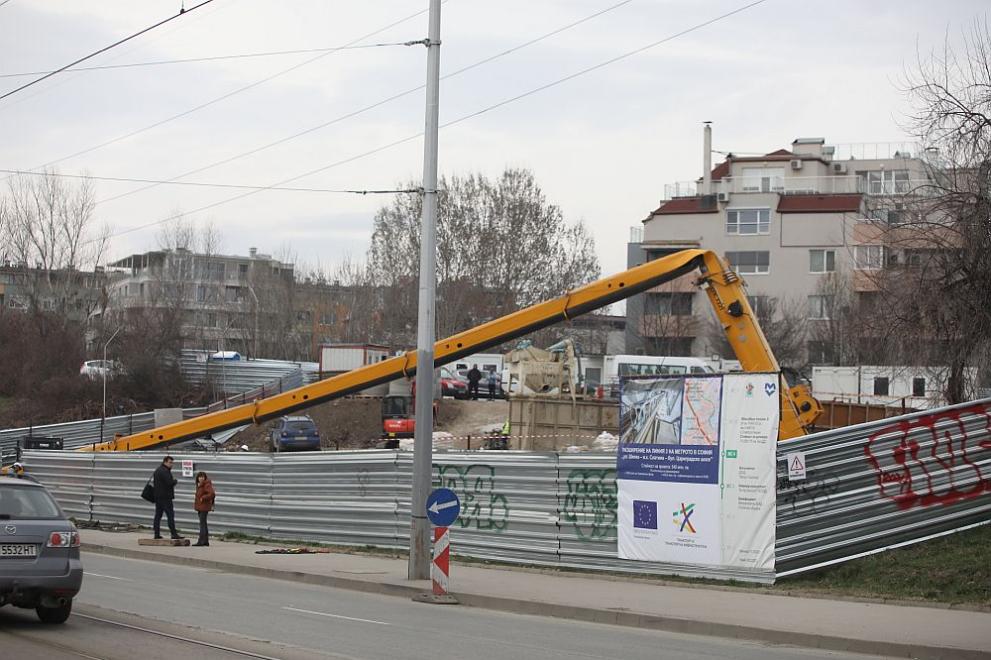  Огромен кран падна върху градежа на метрото на бул. Шипченски проход 