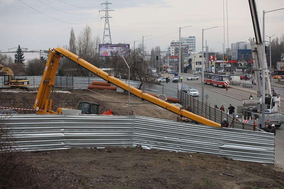 Огромен кран падна върху строежа на метрото на бул. „Шипченски проход“