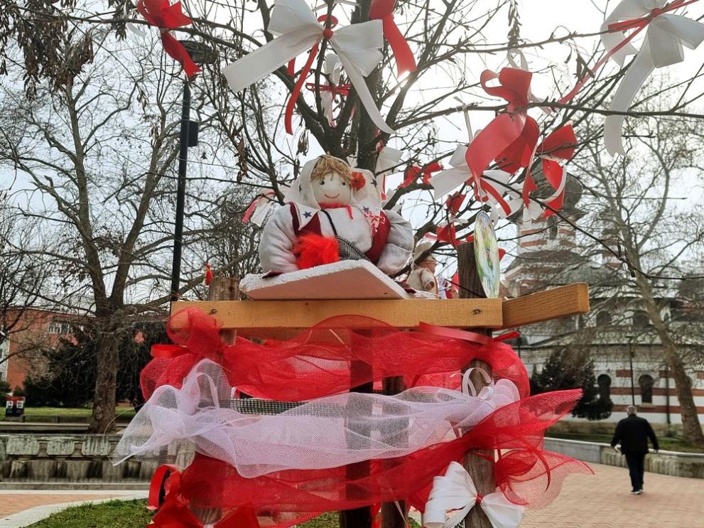 Плевен посрещна празника Баба Марта, украсен в бяло и червено.