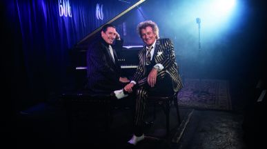 Rod Stewart и Jools Holland превзеха британската класация