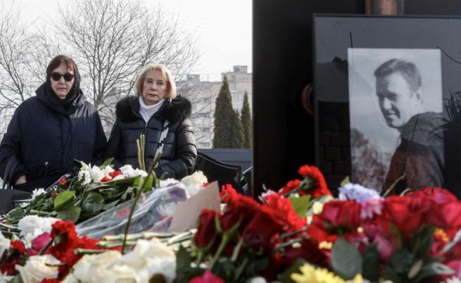 Майката и тъщата на Навални посетиха гроба му след погребението (СНИМКИ)
