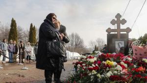 Майката на руския опозиционен лидер Алексей Навални посети гроба му