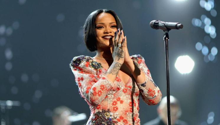 Риана - КАТО РОДНИТЕ ПЕВАЧКИ: И Риана тръгна с микрофон по сватби!