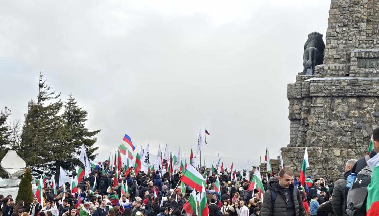 Шипка - Хиляди родолюбци на Шипка: Двама се сгодиха, има арестувани! (СНИМКИ+ВИДЕО)