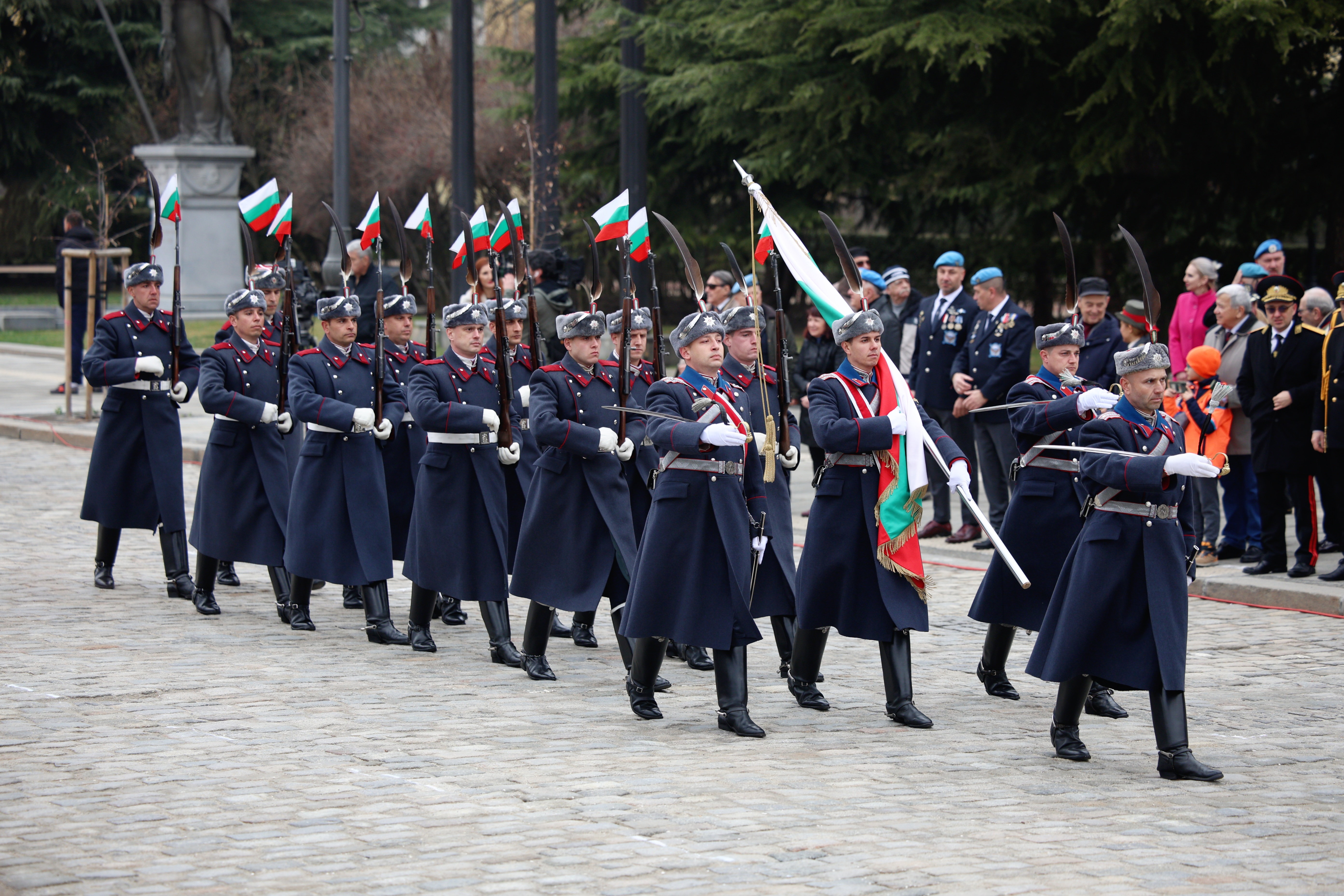 <p>Издигнаха националното знаме пред паметника на Незнайния воин в София</p>