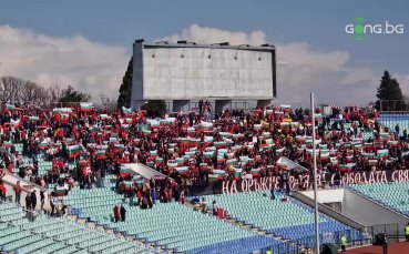 Сектор Г на Националния стадион Васил Левски се изпъстри с бяло