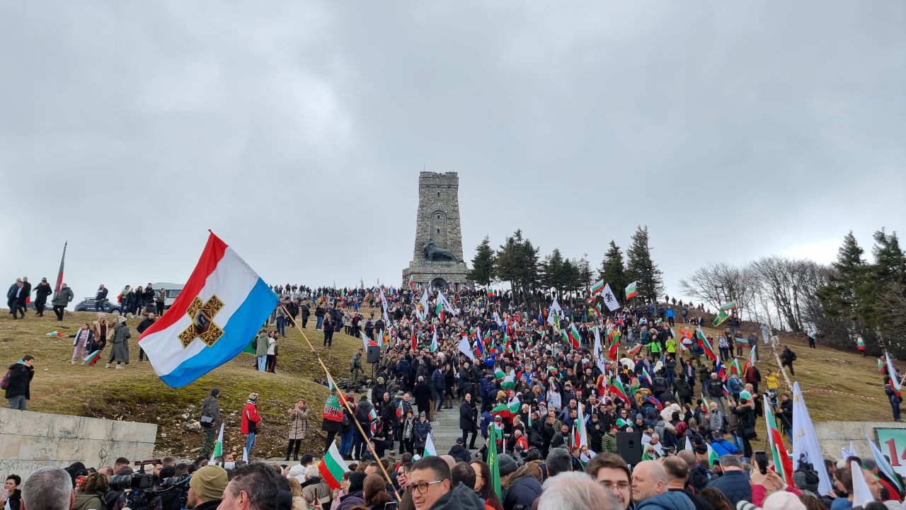 <p>Десетки хиляди българи се събраха край Паметника на свободата по повод отбелязването на националния празник на България и 146-ата годишнина от Освобождението на страната ни.</p>