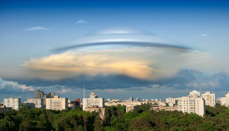 НЛО - МИСТЕРИОЗЕН РИНГ, реещ се в небето шашна цял град! (СНИМКА+ВИДЕО)