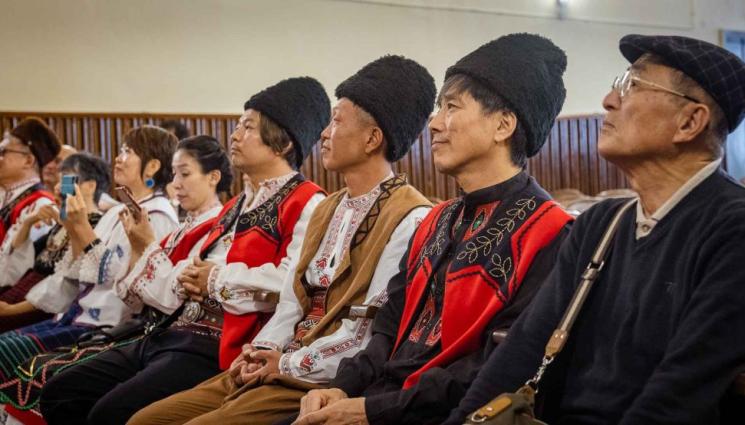 японци - ВЕЧНА ДРУЖБА: Самураи с потури сърбат кисело мляко в село Церова кория