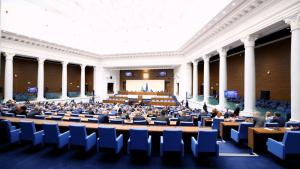 Заседанието на Народното събрание започна с дебати между опозиция и