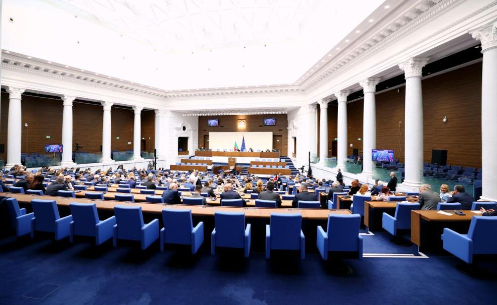 Заседанието на Народното събрание започна с дебати между опозиция и