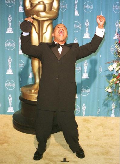<p align="left"><b>Куба Гудинг Джуниър, Оскар за най-добър поддържащ актьор за &bdquo;Джери Магуайър&ldquo; през 1997 г.</b><br />
Един от най-известните моменти на наградите Оскар e през 1997 г., когато чернокожият актьор прие Оскар за най-добра поддържаща мъжка роля. Речта му става любима заради едва сдържаната радост в думите му, предавайки огромната му признателност към всеки, който е направил ролята му възможна. На първо място той благодари на своята съпруга и майка на децата му, с която са заедно още от училище. Всъщност Гудинг е абсолютно въодушевен от победата си, подскачайки от радост на сцената и дори надхвърля малкото време, определено за речта на победителя. Емоционалната реч не бива прекъсната дори от музиката на оркестъра на Оскарите, който започва да свири като сигнал, че е време победителят да отстъпи сцената.</p>