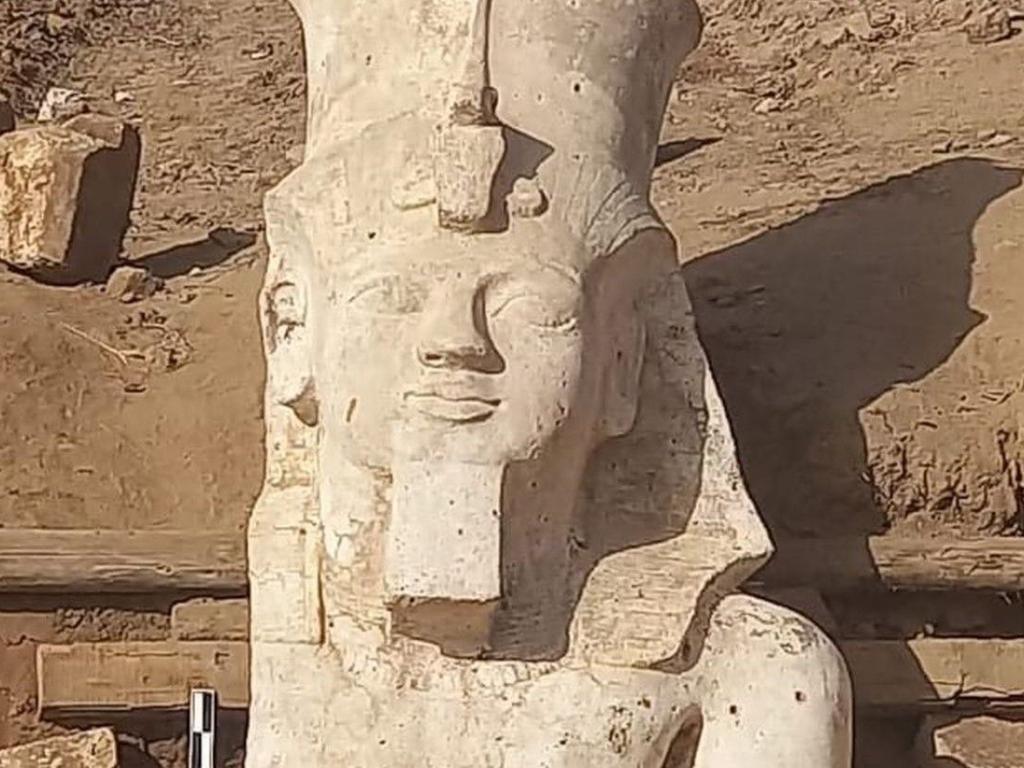 Египетско американска експедиция намери горната част на внушителна статуя на фараона