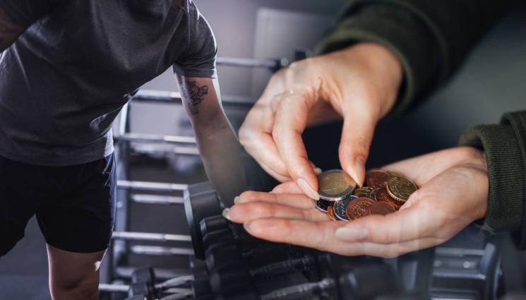 монети - КУЛТОВО ИЗПЪЛНЕНИЕ: Спортист се превърна в касичка, за да си набави цинк!