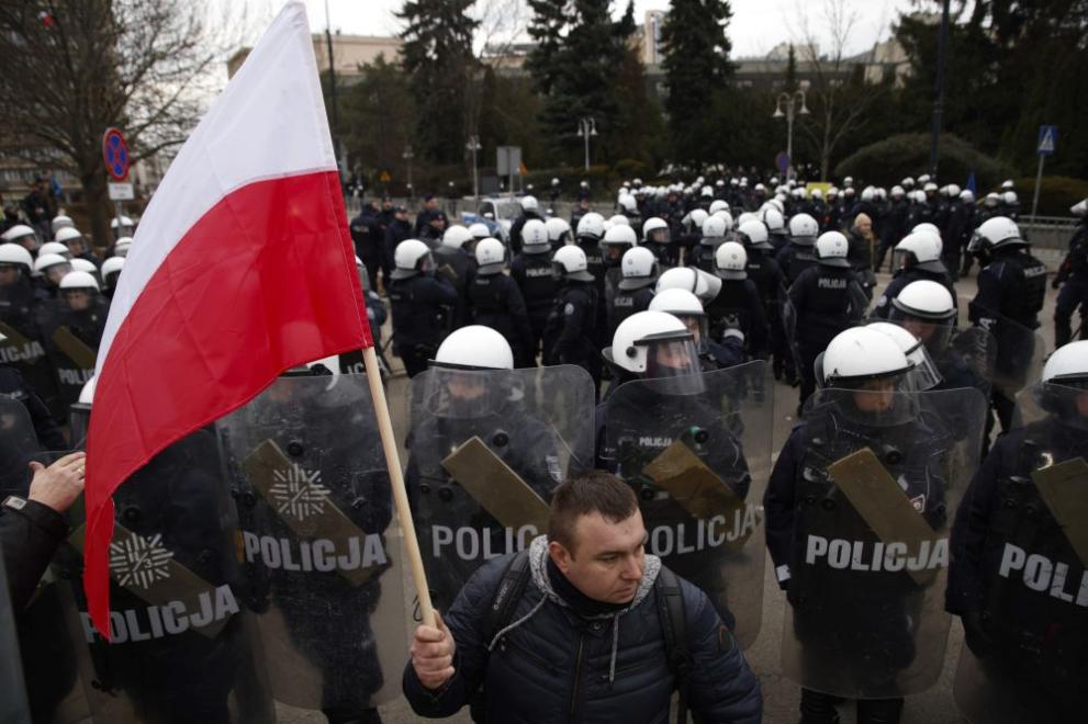 Най-малко 12 души бяха арестувани днес в полскатастолицаВаршава, след като