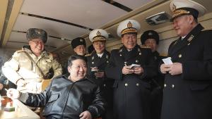 Лидерът на Северна Корея Ким Чен ун инспектира полевото обучение на