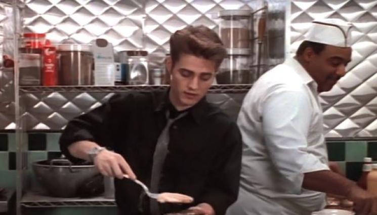 в кухнята на - ЗЛАТНО ВРЕМЕ: В кухнята на „Бевърли Хилс, 90210“: Пуешкият бургер на Брандън