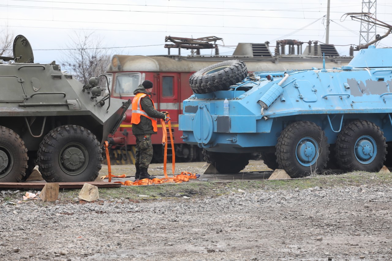 <p>Натовариха и маскираха БТР-те за Украйна на гара Курило.</p>