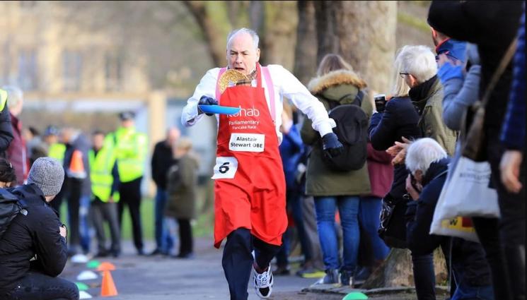 Състезание с палачинки в Оксфордския университет - ШАНТАВИ СЪСТЕЗАНИЯ С ХРАНА: Ако не си ядеш кашата, може да плуваш в нея!