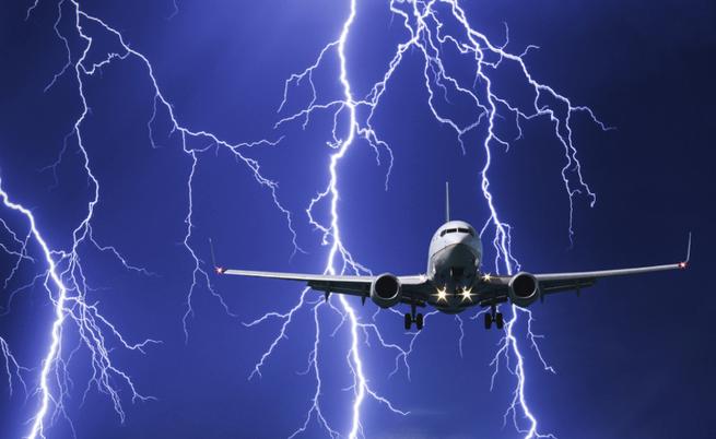 Ужасяващ момент: Мълния удря самолет, превозващ 400 пътници (ВИДЕО)