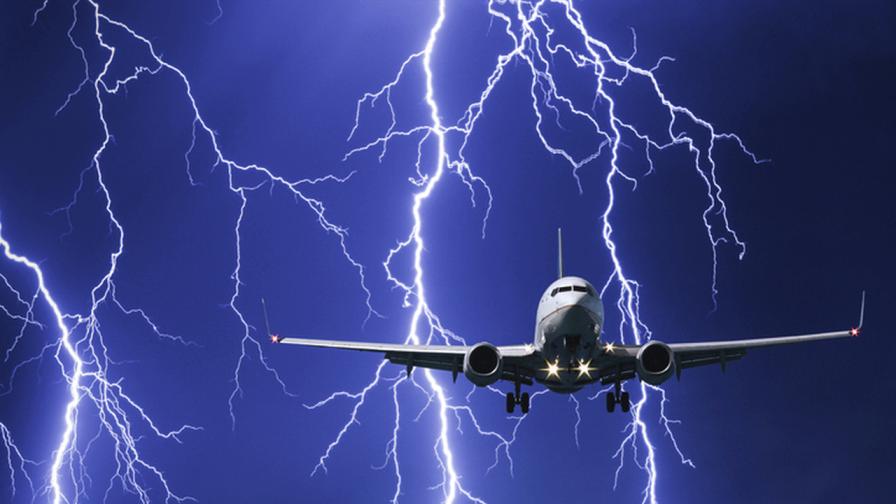 Ужасяващ момент: Мълния удря самолет, превозващ 400 пътници (ВИДЕО)