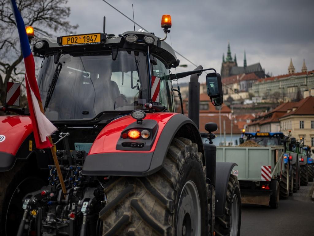 Стотици трактори нарушиха движението в центъра на Прага, когато фермерите