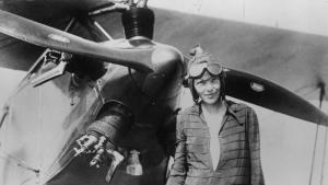 Амелия Еърхарт става първата жена която прелита със самолет през