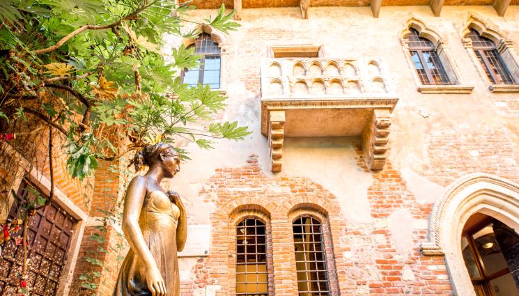 Жулиета - СЧУПИ СЕ: Бастисаха циците на Жулиета във Верона! (СНИМКИ)