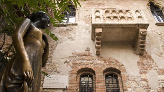 Туристи повредиха бюста на статуята на Жулиета във Верона