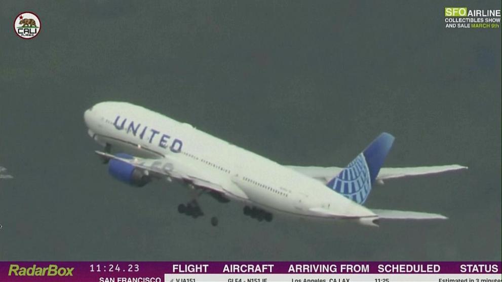 Кадър от видеоклип, предоставен от Кали плейнс, показващ падащото колело от самолета Боинг 777 на американската авиокомпания Юнайтед еърлайнс при излитане на път за Япония