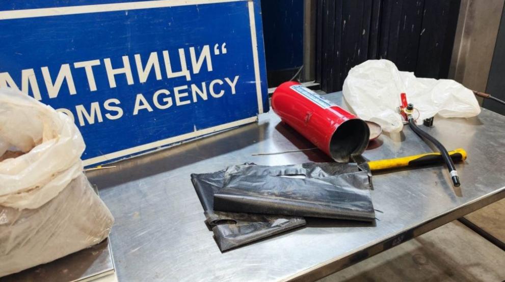 Снимка: Иззеха над 5 кг хероин, скрит в пожарогасител на на „Дунав мост“-Русе