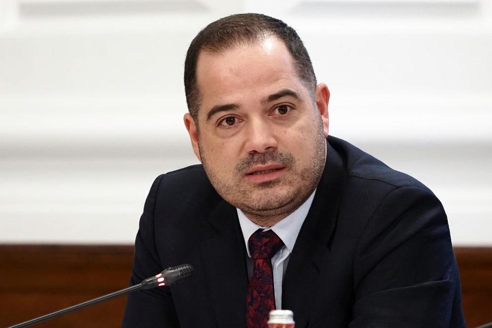 Министърът на вътрешните работи в оставка Калин Стоянов разговаря с