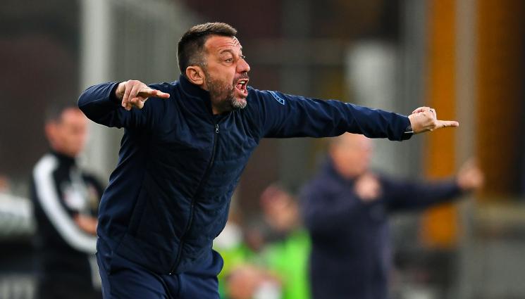 Лече - НА БОТУША: Изритаха треньора-побойник, ударил с глава футболист на Верона (ВИДЕО)