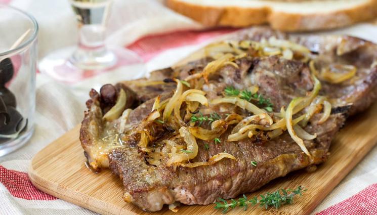 рецепти - Трапезата на Месни Заговезни: Тракийска баница с кайма, пиян петел с картофи или свински пържоли с карамелизиран лук