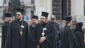 Свещеници от Сливенската епархия протестират пред сградата на Светия синод в