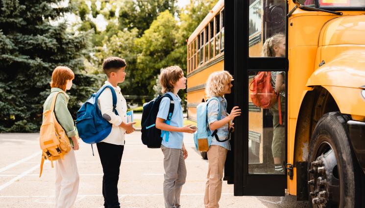 училищен автобус - Качват децата на електробуси