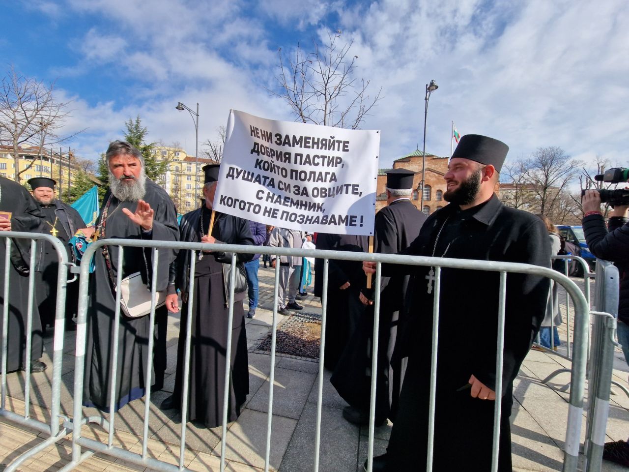 <p>Свещеници на протест пред Светия Синод заради избора на нов митрополит на Сливен</p>