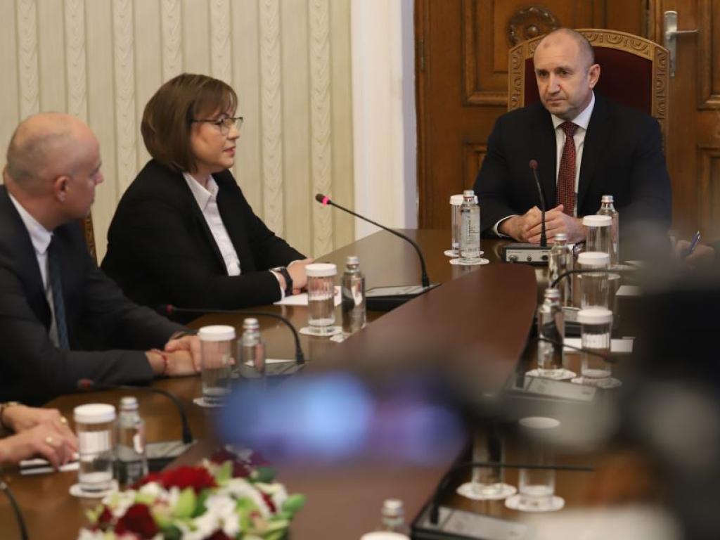 Втори ден президентът Румен Радев провежда консултации с парламентарно представените