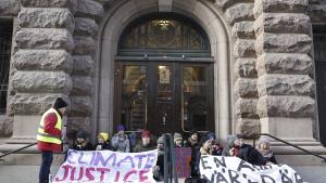 Шведската полиция принудително отстрани днес екоактивистката Грета Тунберг и други