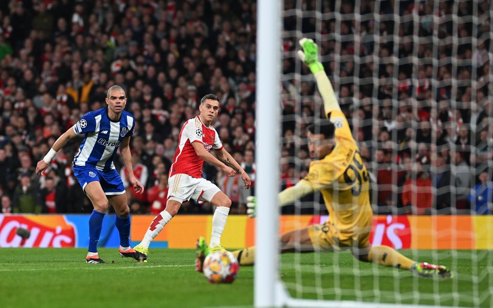 Арсенал посреща Порто в мач-реванш от 1/8-финалите на Шампионска лига.