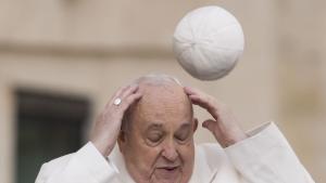 Силният вятър в Рим отвя шапката на папата Случката се