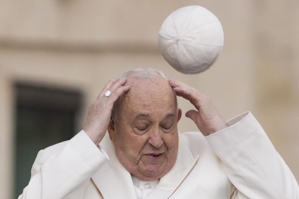 Силният вятър в Рим отвя шапката на папата. Случката се