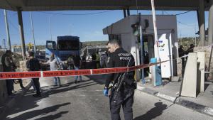 Двама служители на израелските сили за сигурност бяха ранени при