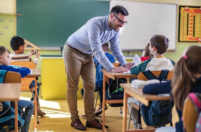 Заплатите на учителите да бъдат увеличени с 15 на сто